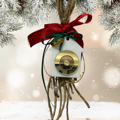 Κρεμαστό Χειροποίητο γούρι με λευκό/χρυσό σπιτάκι